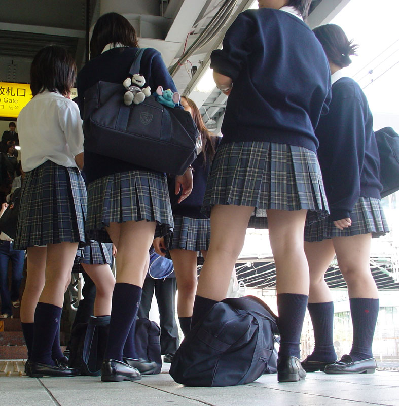 Чем старше класс, тем короче у японских школьниц юбка. 